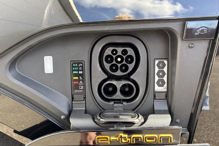 Sort Audi e-tron fra 2023