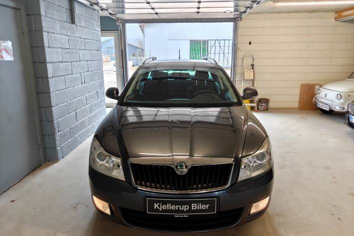 Gul Skoda Octavia fra 2012