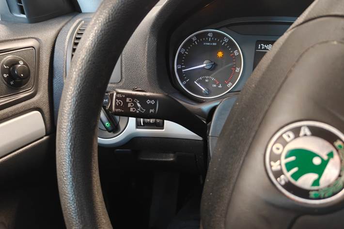 Gul Skoda Octavia fra 2012