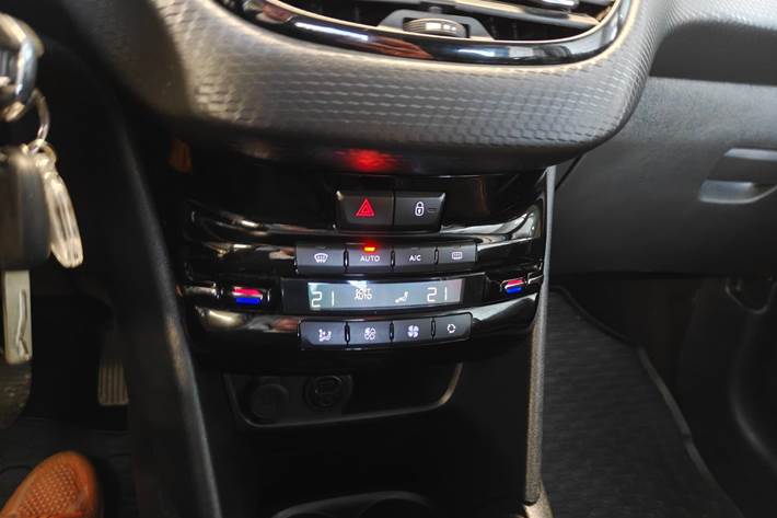 Gul Peugeot 208 fra 2017