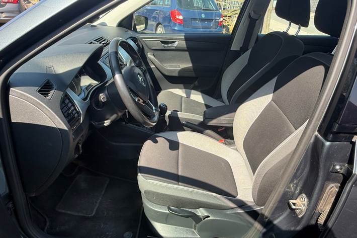 Grå Skoda Fabia fra 2016