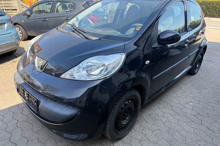 Sort Peugeot 107 fra 2006