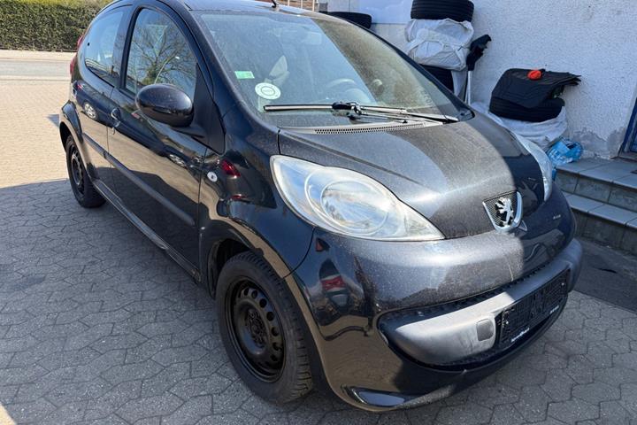 Sort Peugeot 107 fra 2006