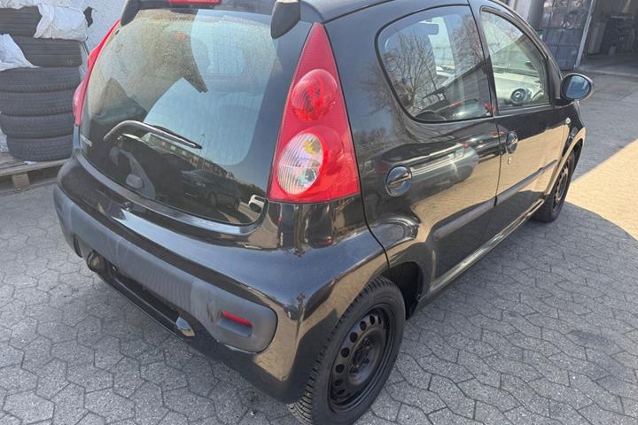 Sort Peugeot 107 fra 2006