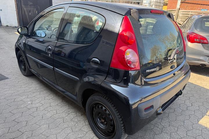 Sort Peugeot 107 fra 2006