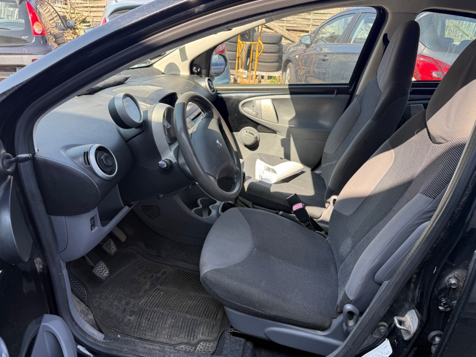 Sort Peugeot 107 fra 2006