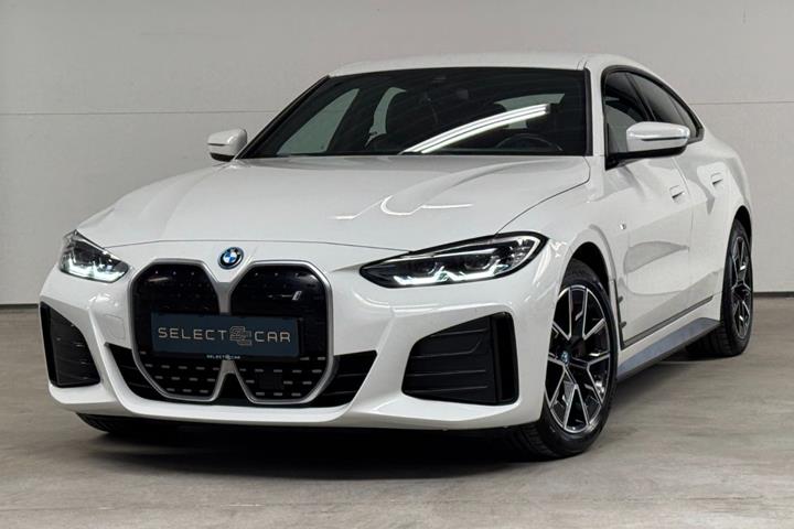 Hvid BMW i4 fra 2024 set udefra