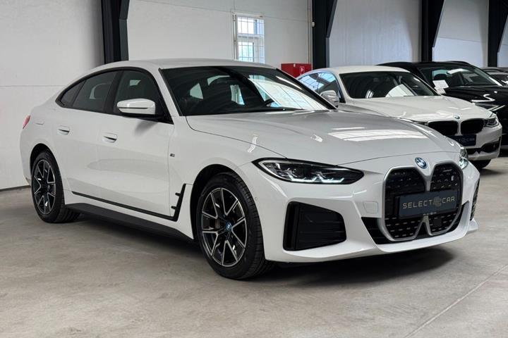 Hvid BMW i4 fra 2024
