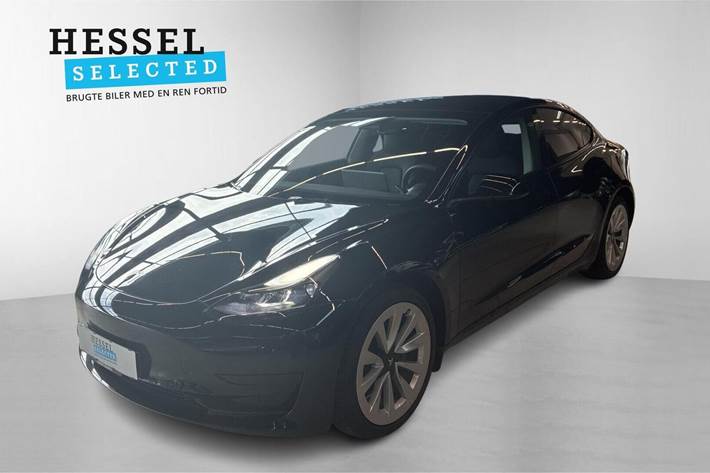 Sort Tesla Model 3 fra 2022 set udefra