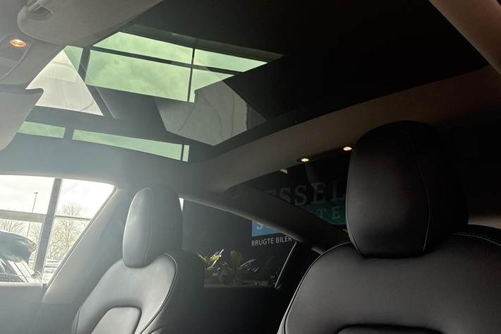 Sort Tesla Model 3 fra 2022