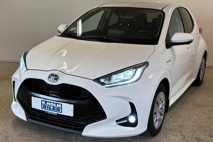 Hvid Toyota Yaris fra 2021 set udefra