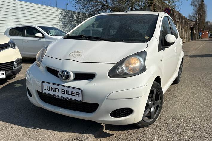 Hvid Toyota Aygo fra 2011 set udefra