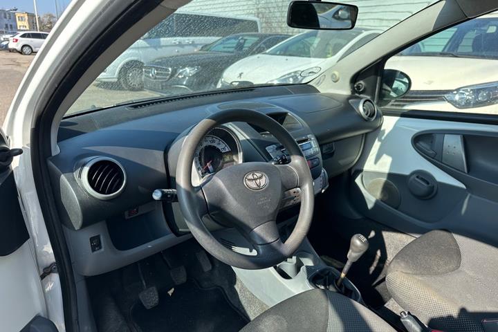 Hvid Toyota Aygo fra 2011
