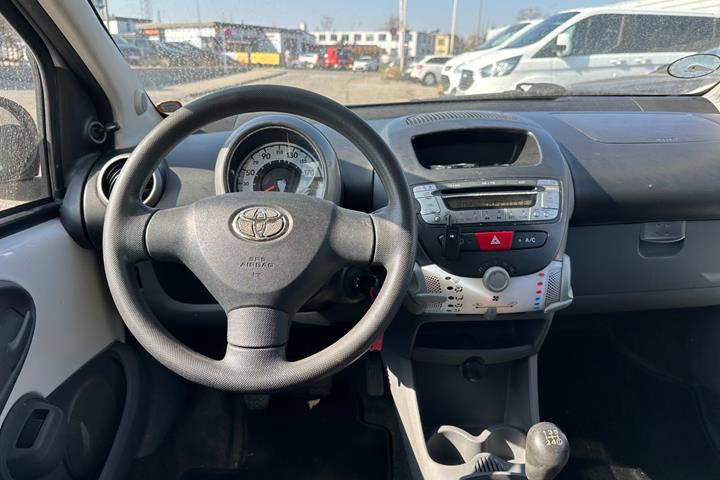 Hvid Toyota Aygo fra 2011