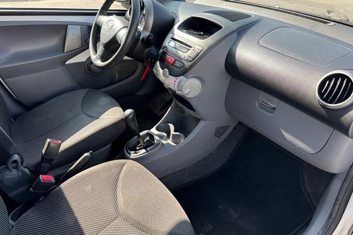 Hvid Toyota Aygo fra 2011