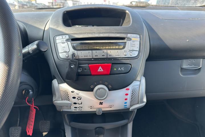 Hvid Toyota Aygo fra 2011