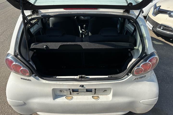 Hvid Toyota Aygo fra 2011
