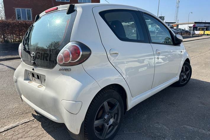 Hvid Toyota Aygo fra 2011