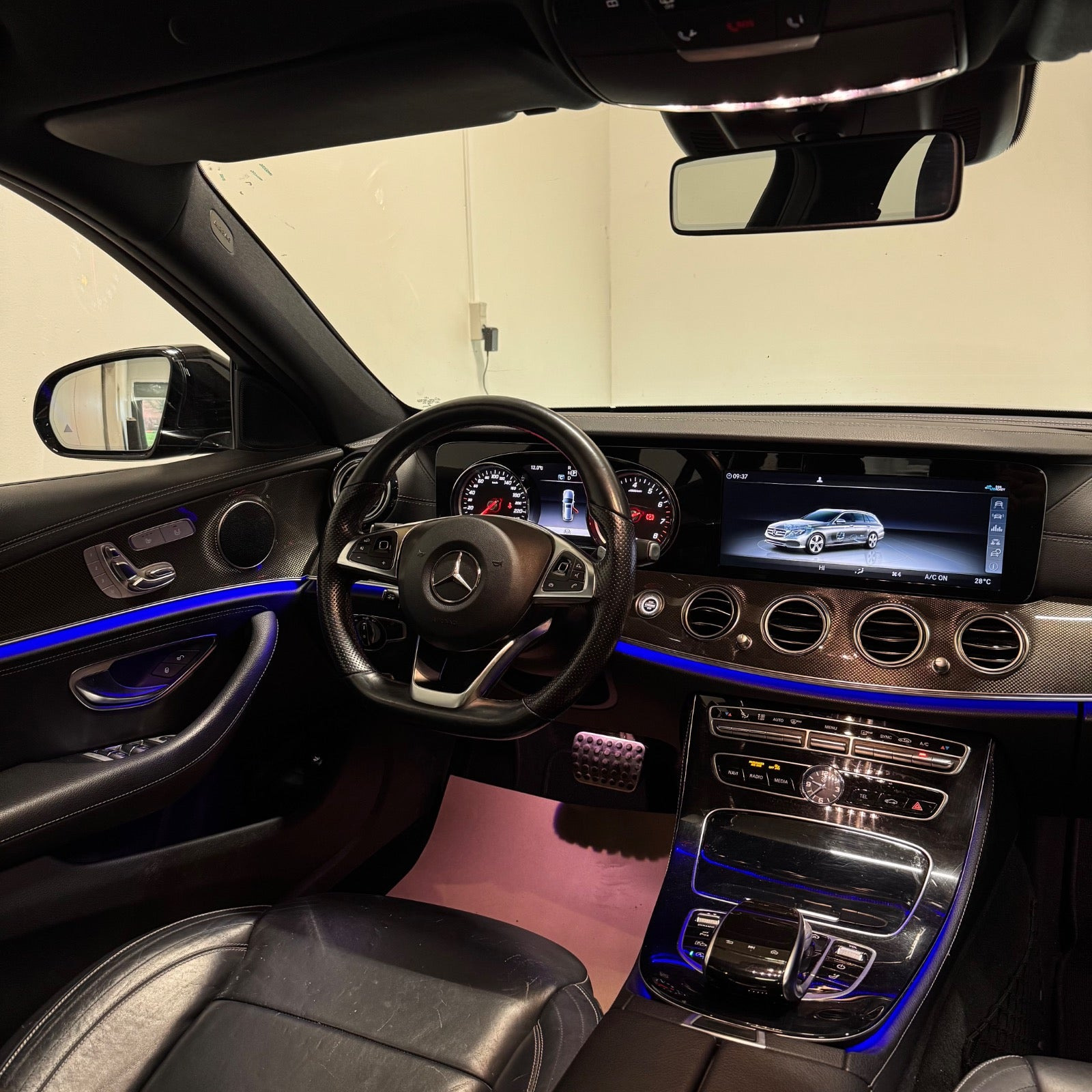 Sort Mercedes E400 fra 2017 set indefra