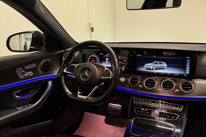 Sort Mercedes E400 fra 2017 set indefra