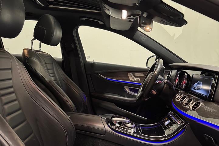 Sort Mercedes E400 fra 2017 set indefra