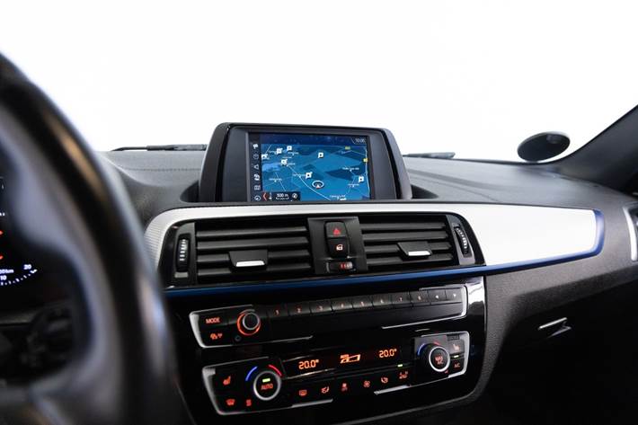 Grå BMW 118i fra 2019