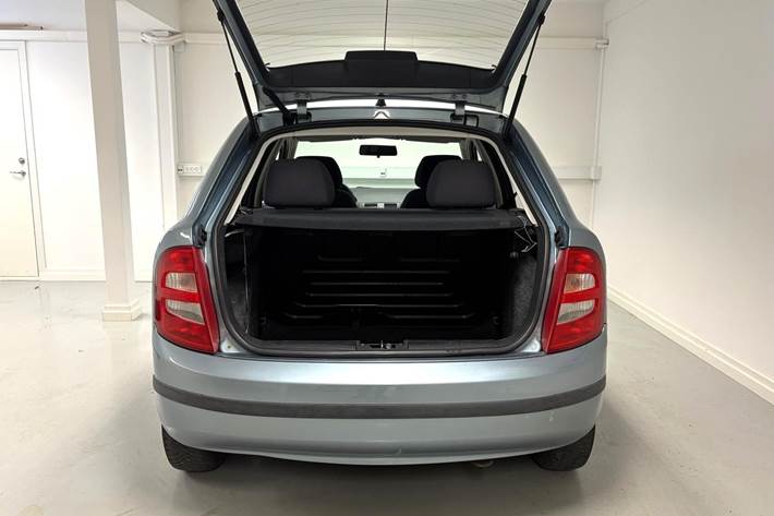 Blå Skoda Fabia fra 2002