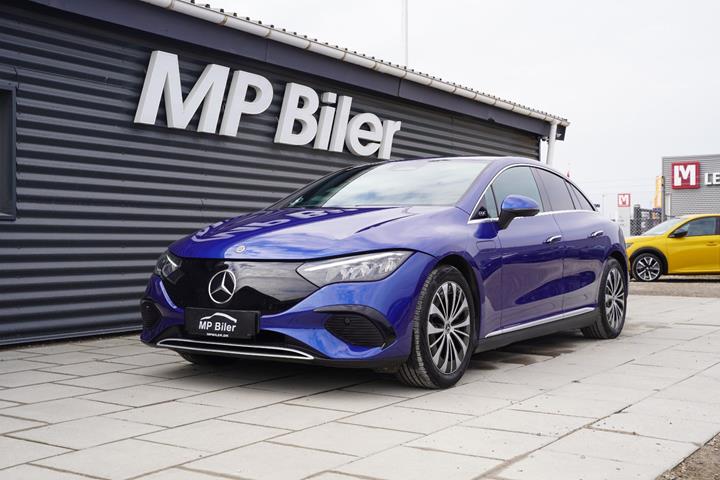 Blå Mercedes EQE350+ fra 2022 set udefra