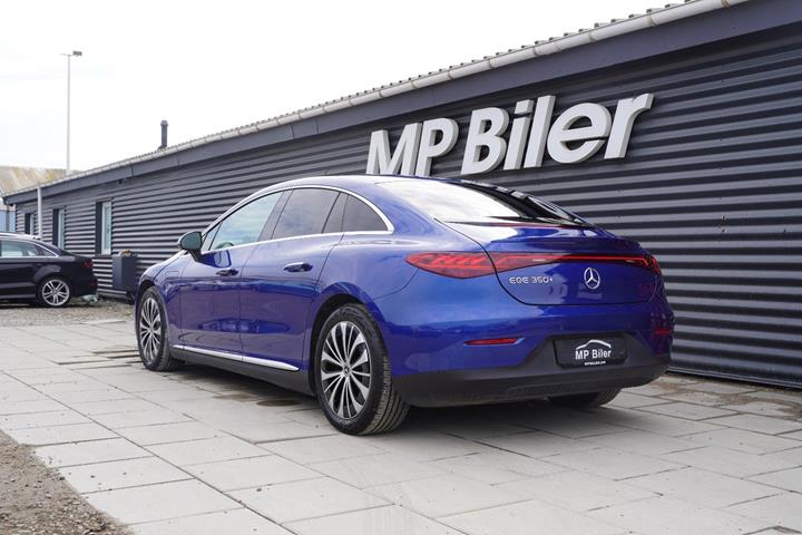 Blå Mercedes EQE350+ fra 2022