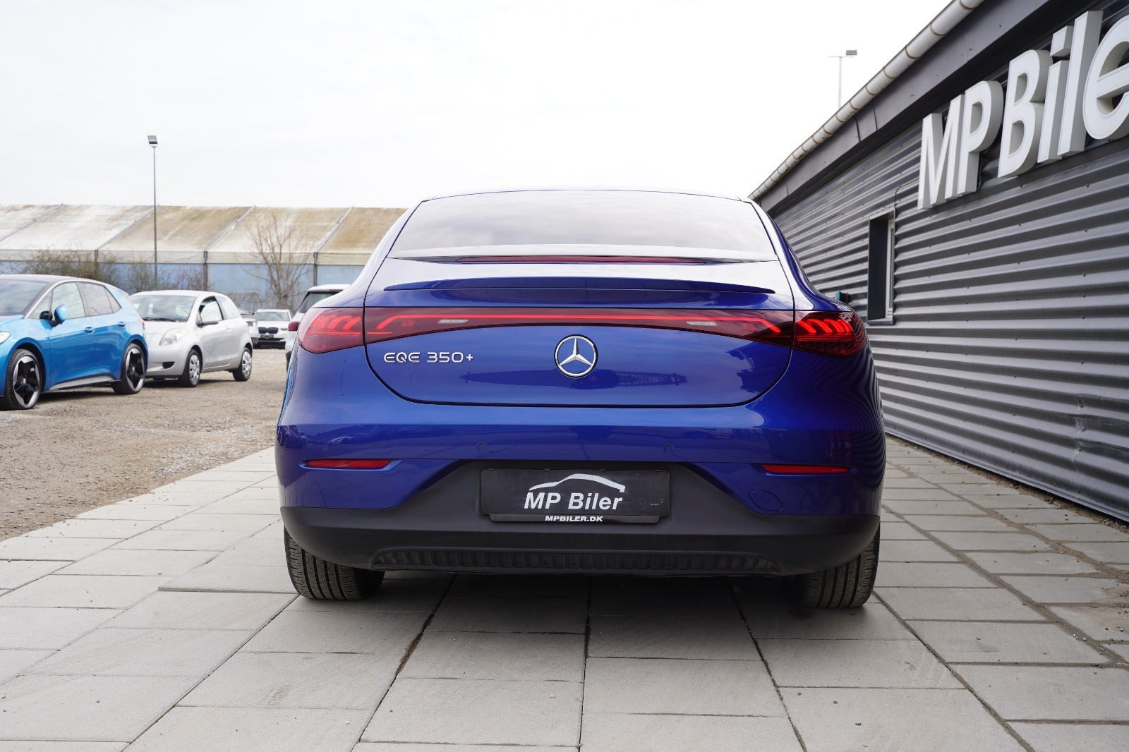 Blå Mercedes EQE350+ fra 2022