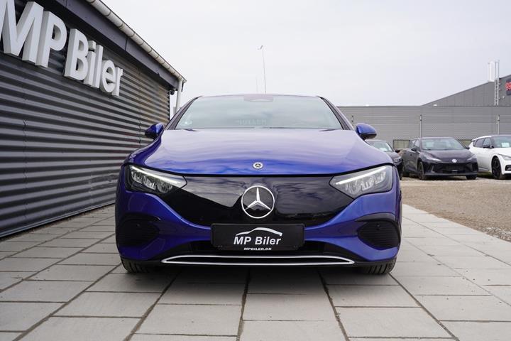 Blå Mercedes EQE350+ fra 2022