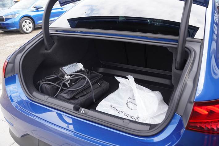 Blå Mercedes EQE350+ fra 2022