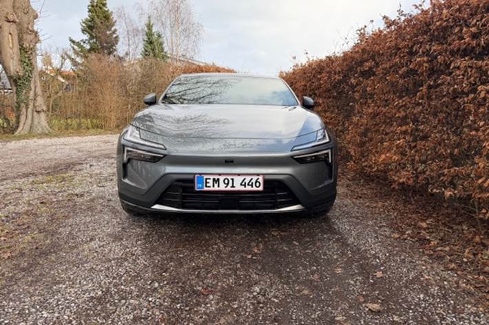 Grå Polestar 4 fra 2026