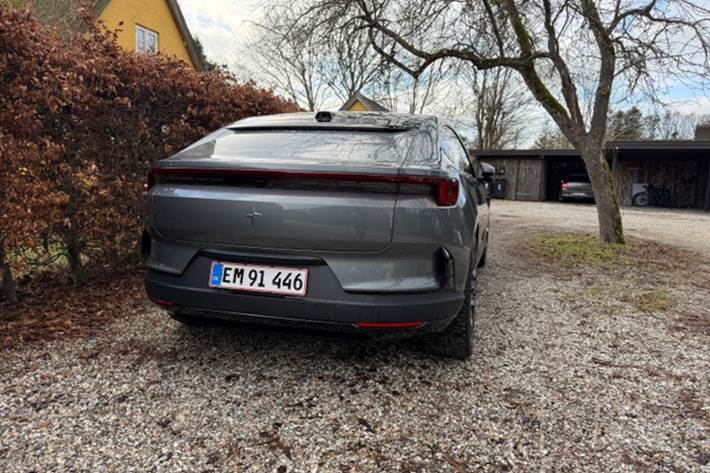 Grå Polestar 4 fra 2026