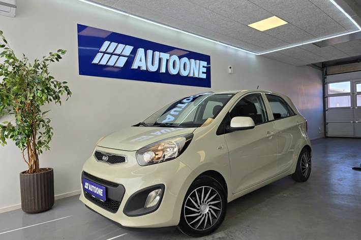 Beige Kia Picanto fra 2014 set udefra