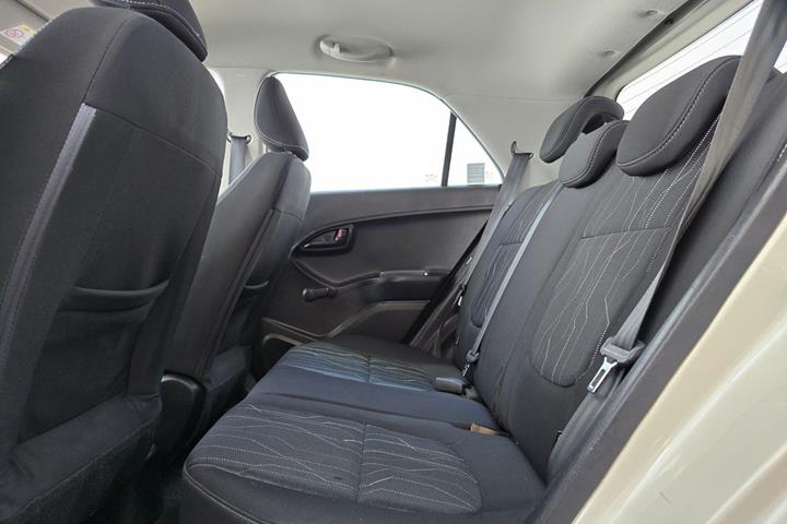 Beige Kia Picanto fra 2014