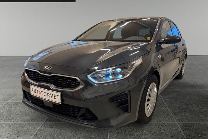 Blå Kia Ceed fra 2021 set udefra