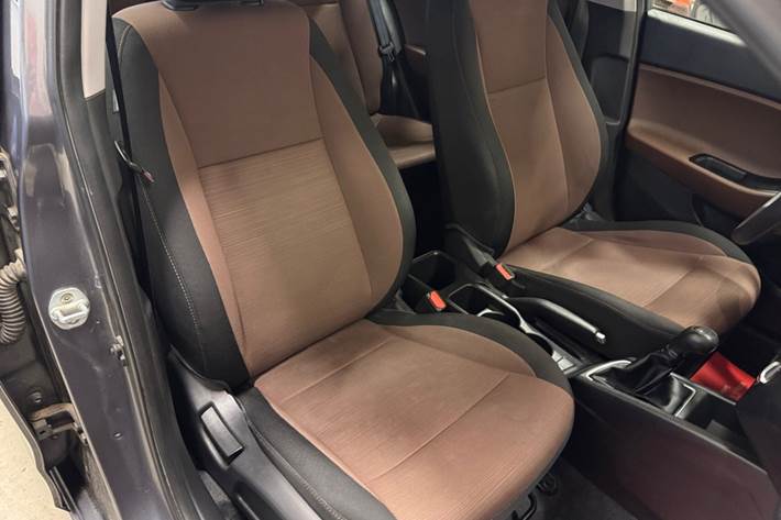 Blå Hyundai i20 fra 2016