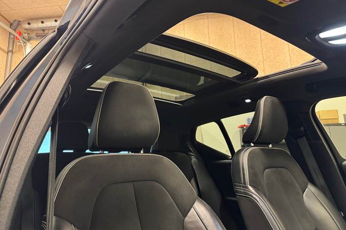 Blå Volvo XC40 fra 2022