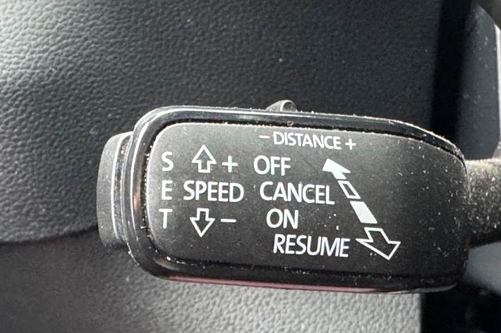 Blå Skoda Karoq fra 2021