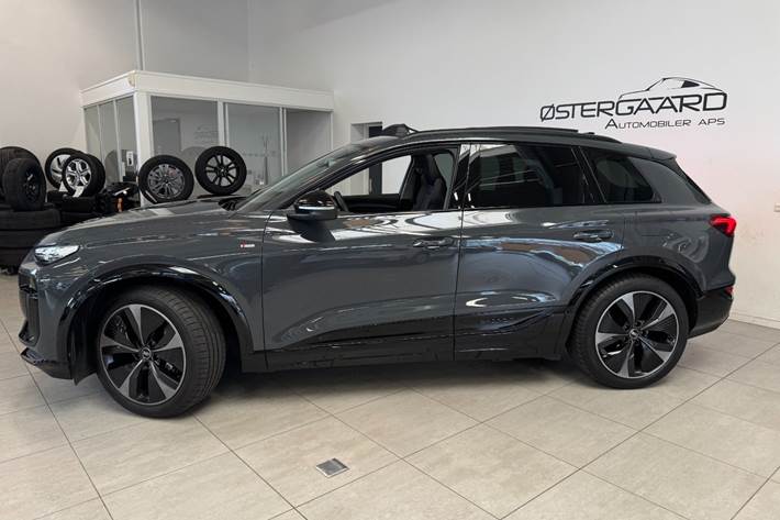 Grå Audi Q6 e-tron fra 2025
