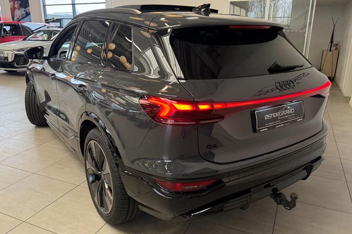 Grå Audi Q6 e-tron fra 2025