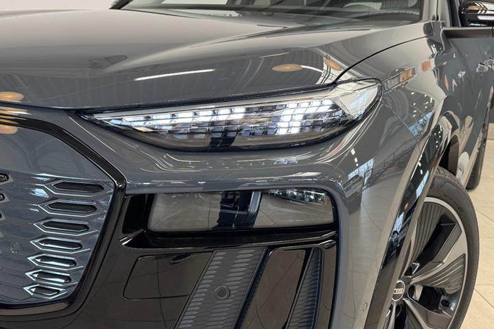 Grå Audi Q6 e-tron fra 2025