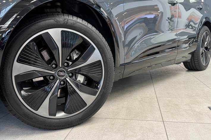 Grå Audi Q6 e-tron fra 2025
