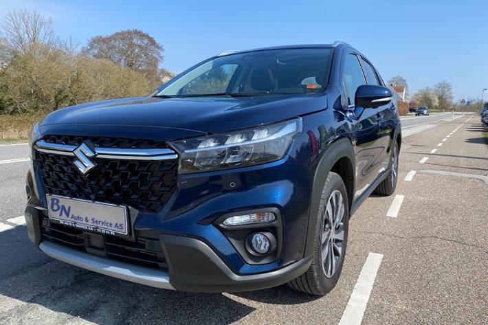 Blå Suzuki S-Cross fra 2022 set udefra