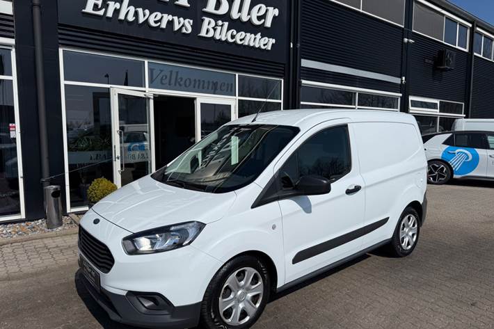 Hvid Ford Transit Courier fra 2021 set udefra
