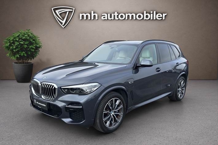 Grå BMW X5 fra 2022 set udefra