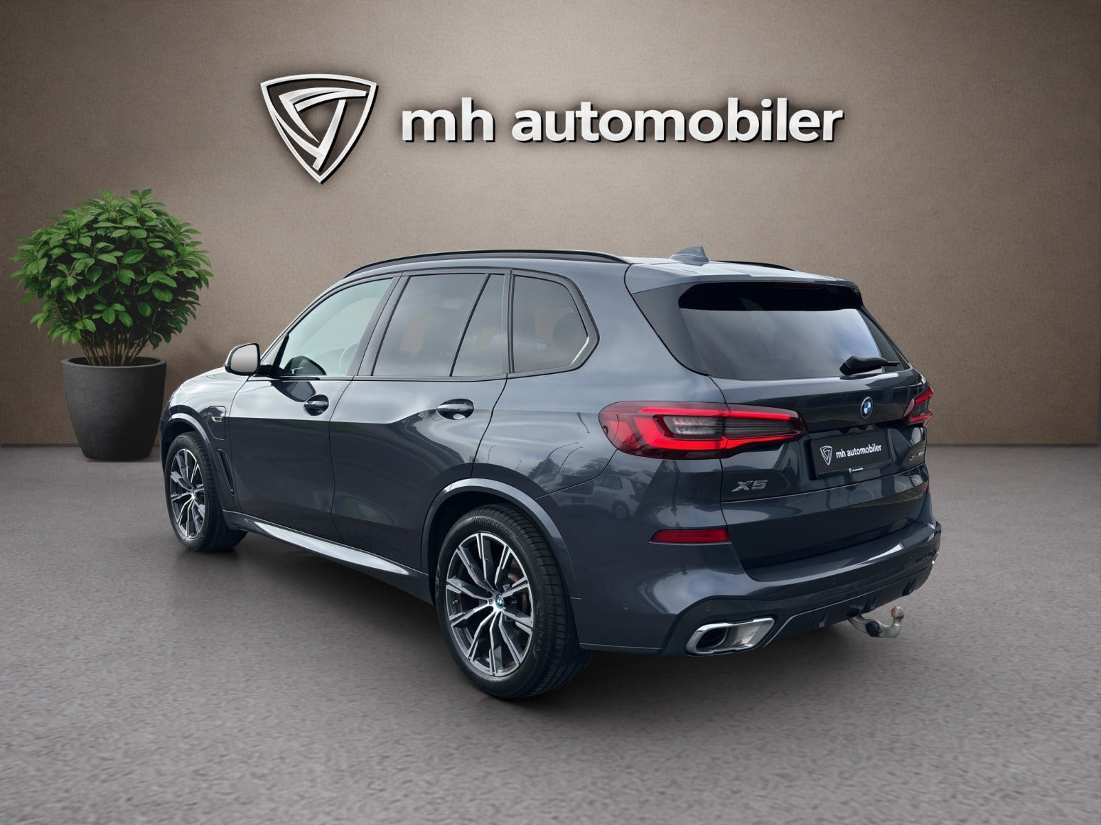 Grå BMW X5 fra 2022