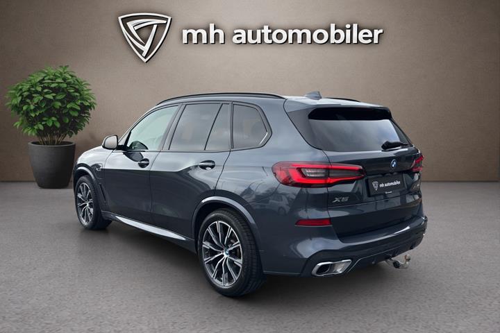 Grå BMW X5 fra 2022