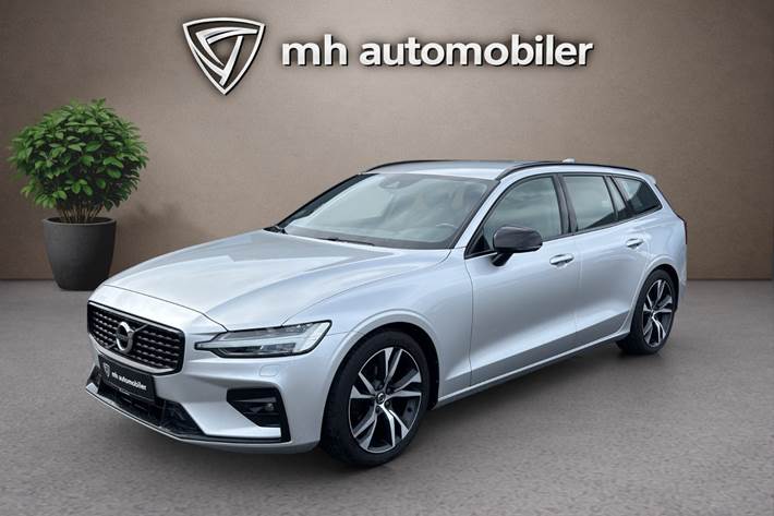 Sølv Volvo V60 fra 2021 set udefra